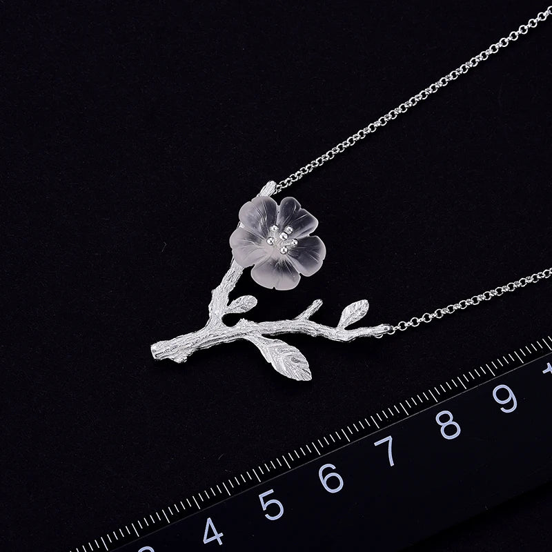 Collar De Flor Con Pistilos y Hojas De Plata.