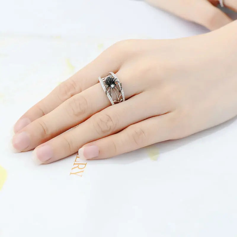 Anillo Diseño Araña Con Circones De Plata.