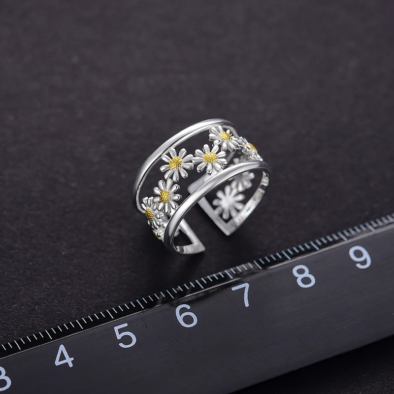 Anillo De Margaritas Ajustable De Plata.