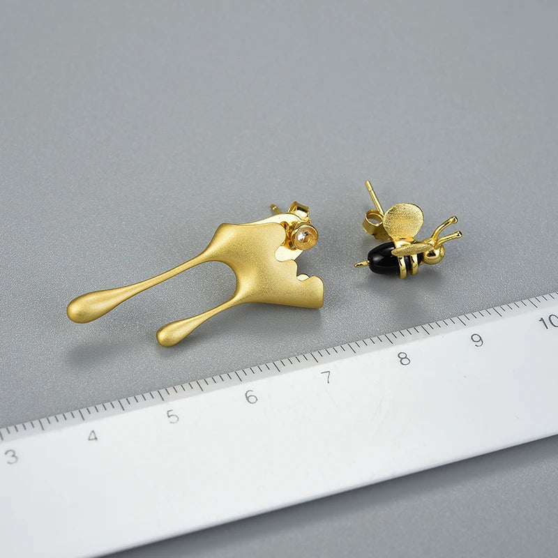 Aros Asimétricos Con Diseño De Abeja Y Miel De Plata.