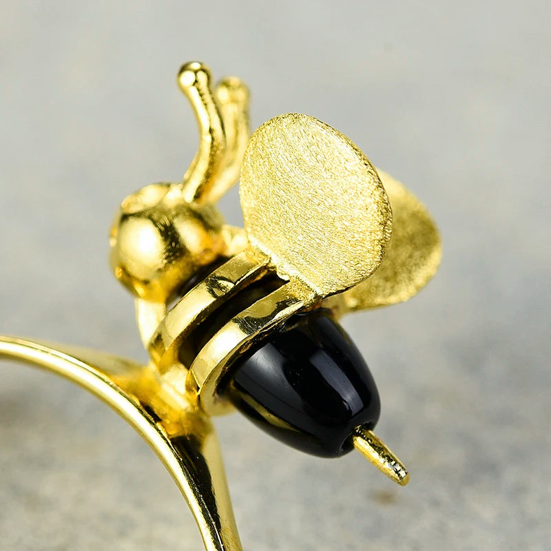 Anillo Con Forma De Abeja Y Miel De Plata.