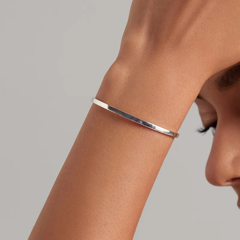 Brazalete Ajustable De Plata "Nothing Is Impossible".