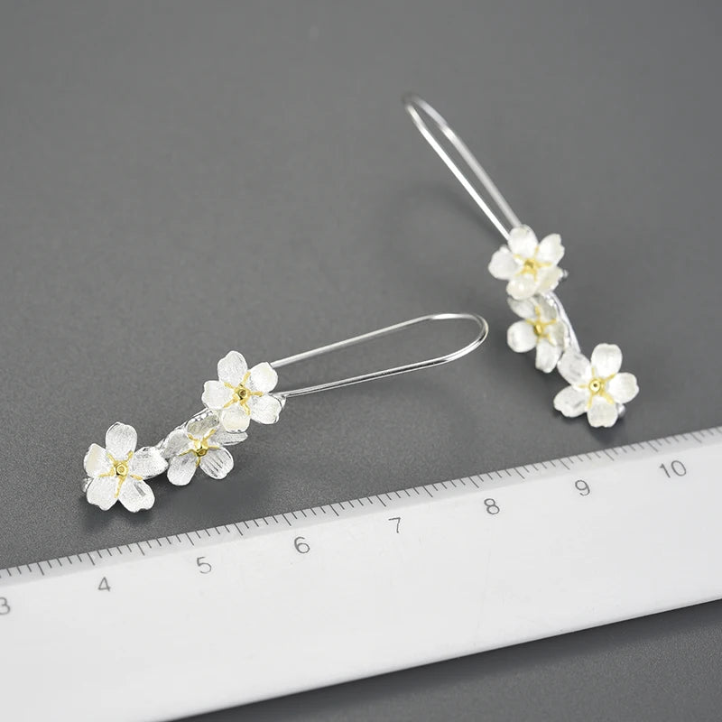 Aros Con Diseño De Flores Colgantes De Plata.