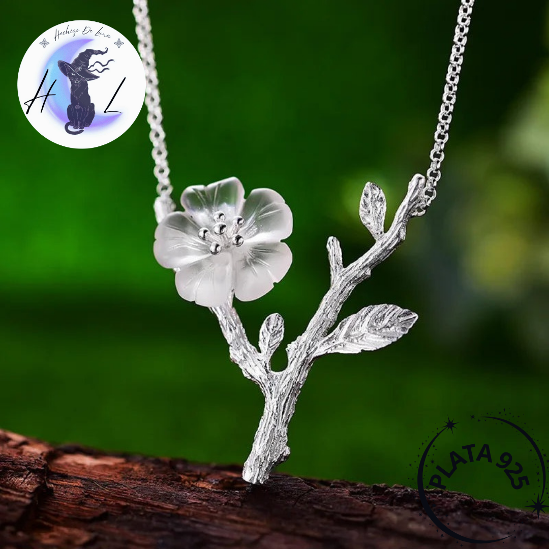 Collar De Flor Con Pistilos y Hojas De Plata.
