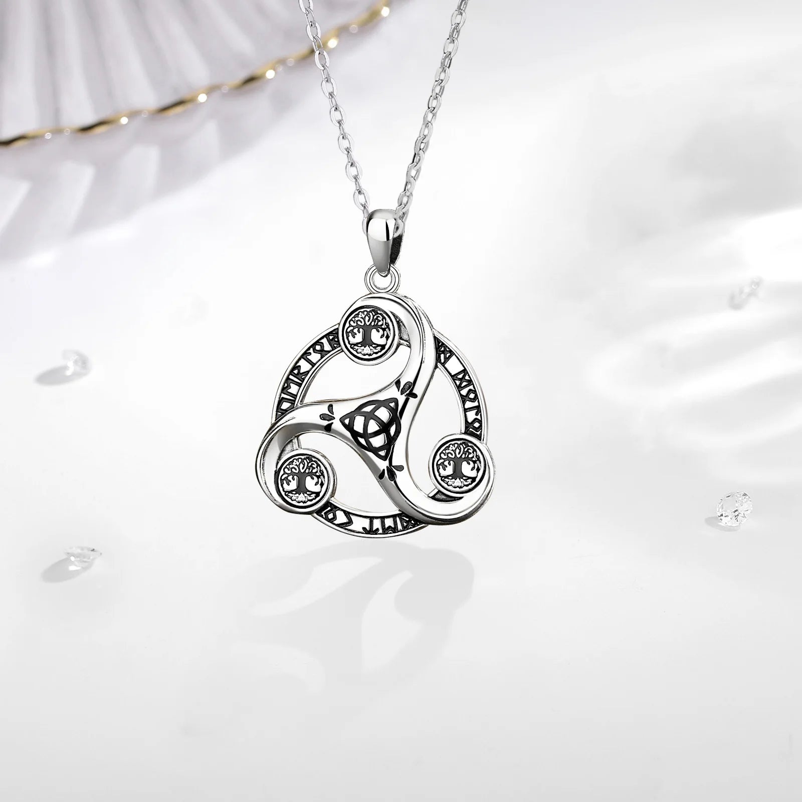 Colgante de Plata, Trisquel con Símbolos Nórdicos.