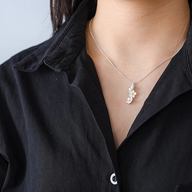 Colgante Con Flores De Plata.