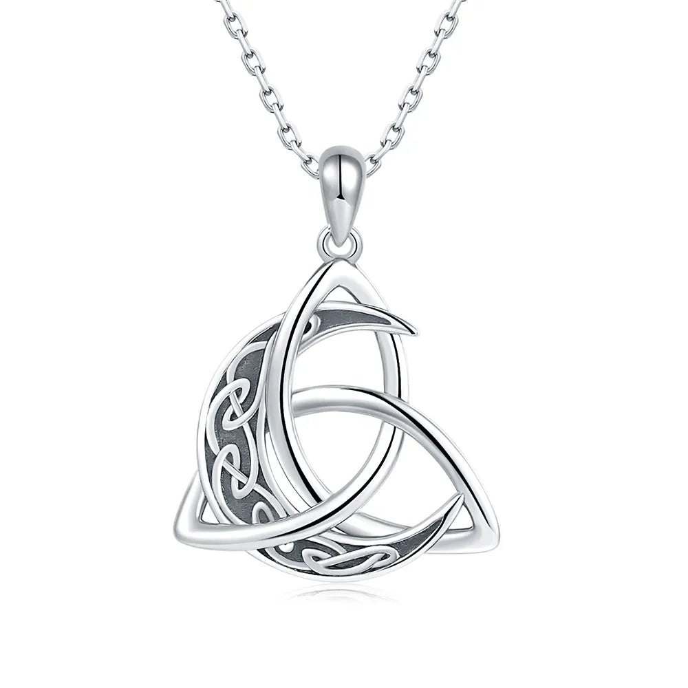 Collar De Plata, Diseño Luna con Triqueta Celta y Cadena de Plata.