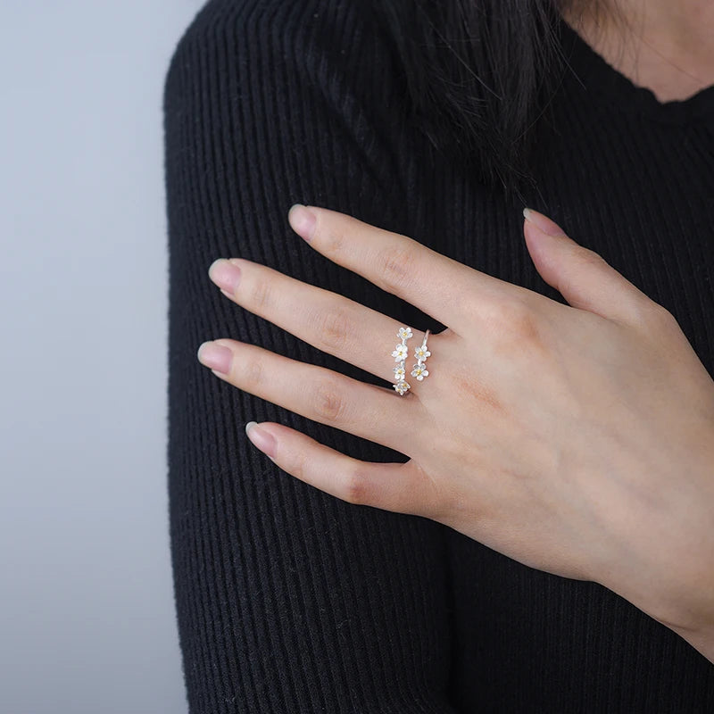 Anillo Ajustable De Flores De Plata.