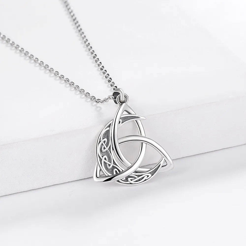 Collar De Plata, Diseño Luna con Triqueta Celta y Cadena de Plata.