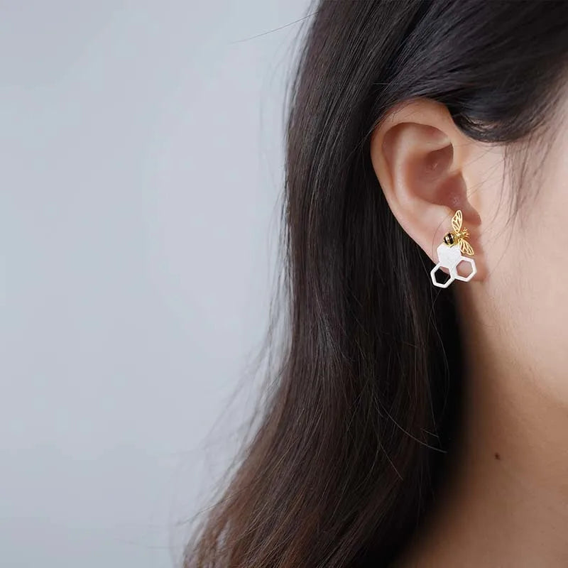 Aros Con Diseño De Abeja y Panal De Plata.