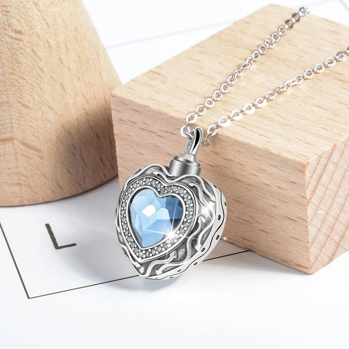 Collar De Urna De Cenizas Con Forma De Corazón y Piedra De Circón.