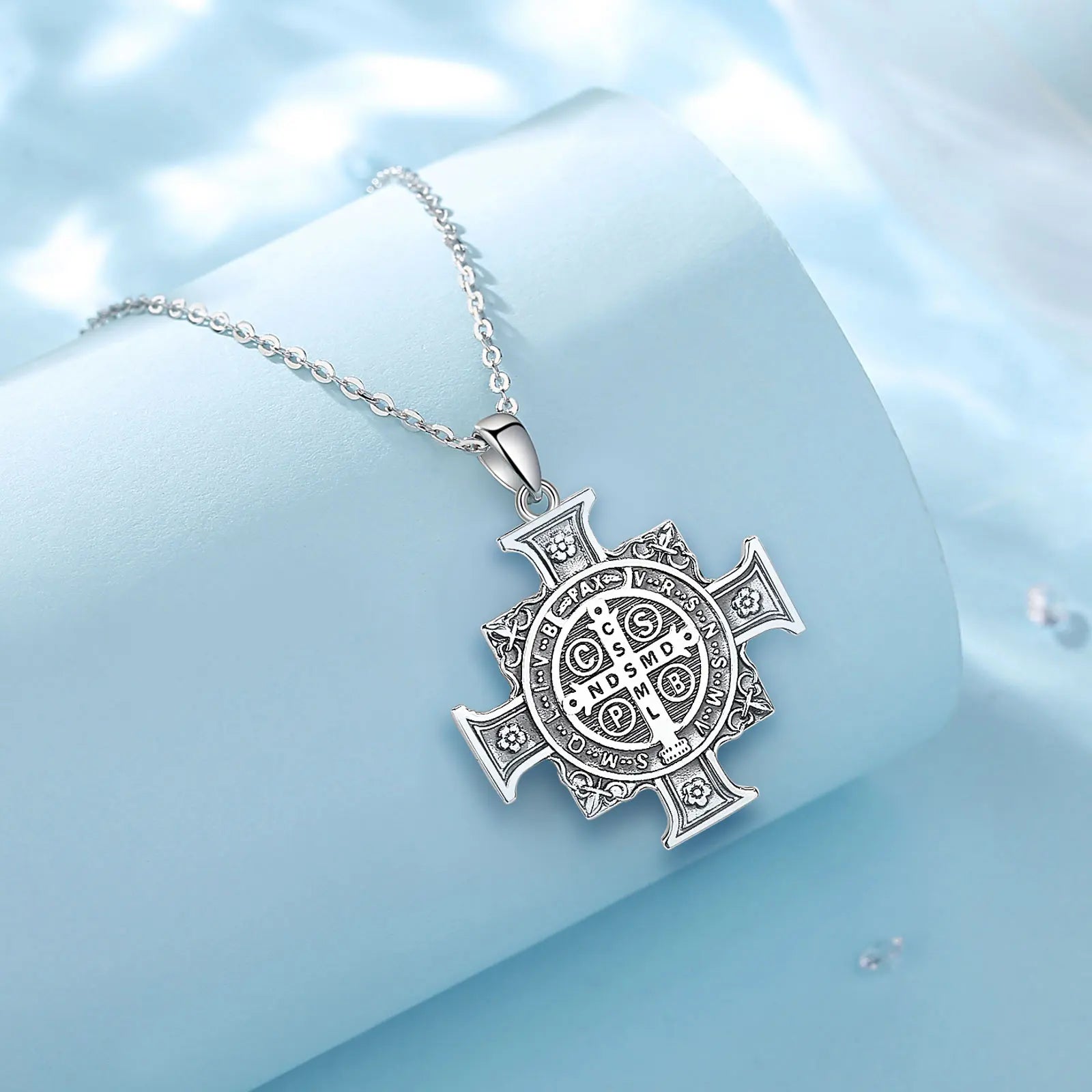 Colgante San Benito Joyería Vintage de Plata.