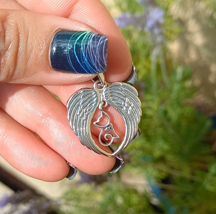 Colgante Alas de Ángeles con Gato Espiritual y Cadena de Plata 50 cm.