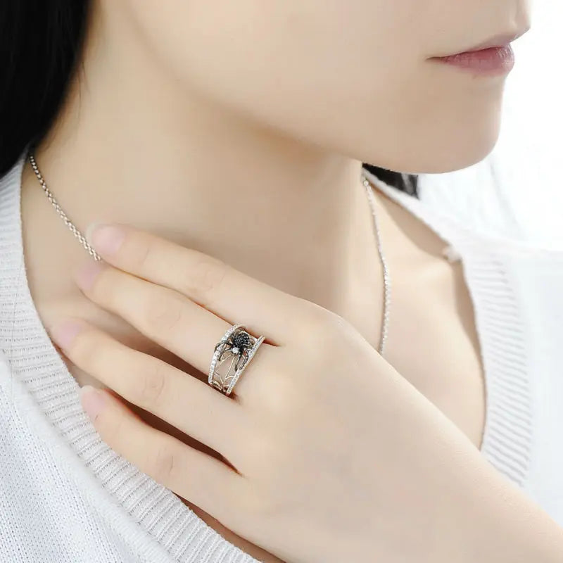 Anillo Diseño Araña Con Circones De Plata.