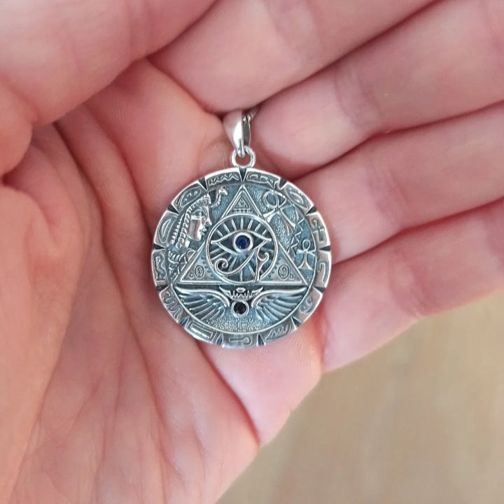 Colgante Ojo De Horus Con Símbolos Egipcios De Plata.