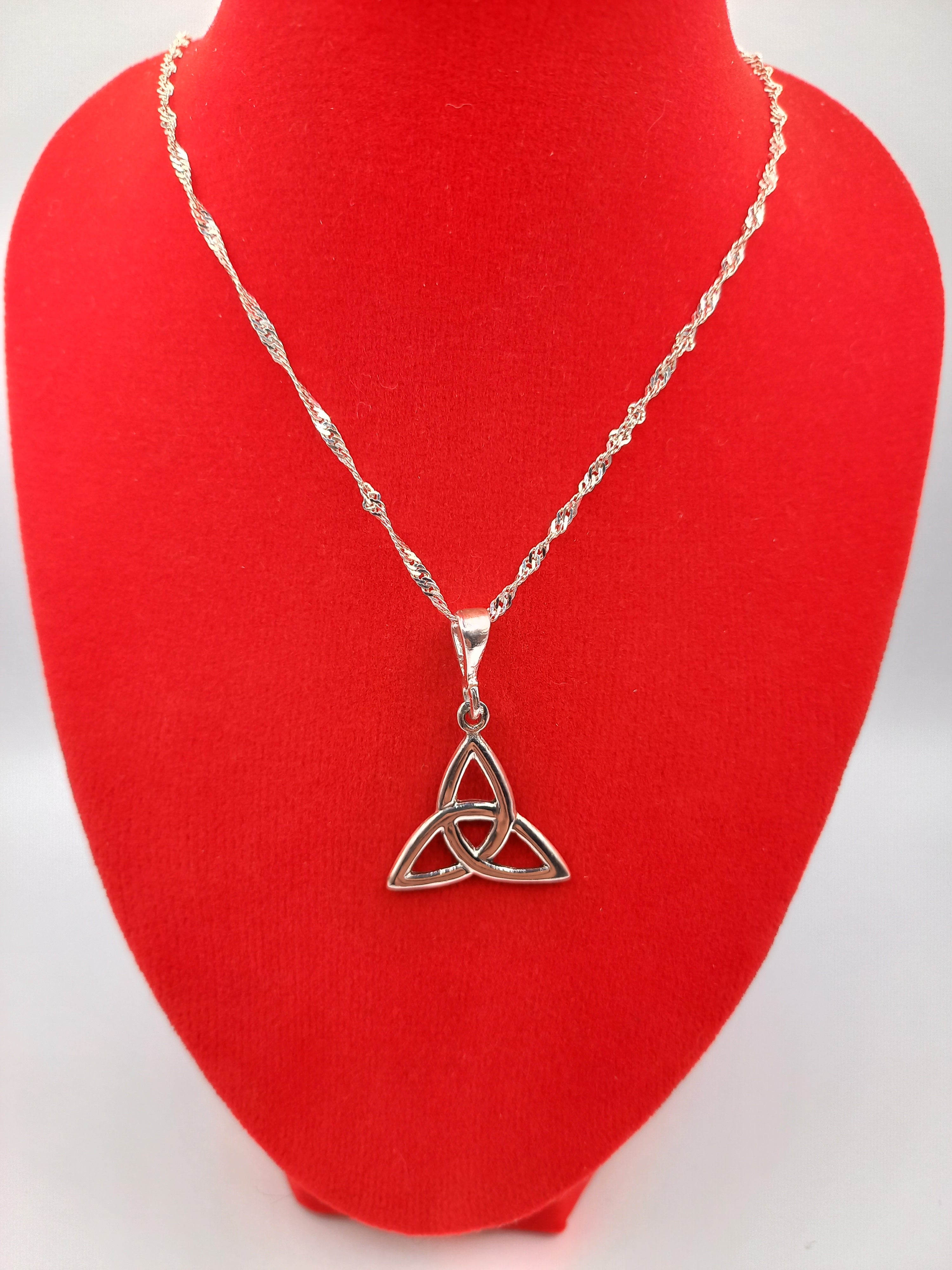 Collar Triqueta con Cadena de Plata 50 cm.