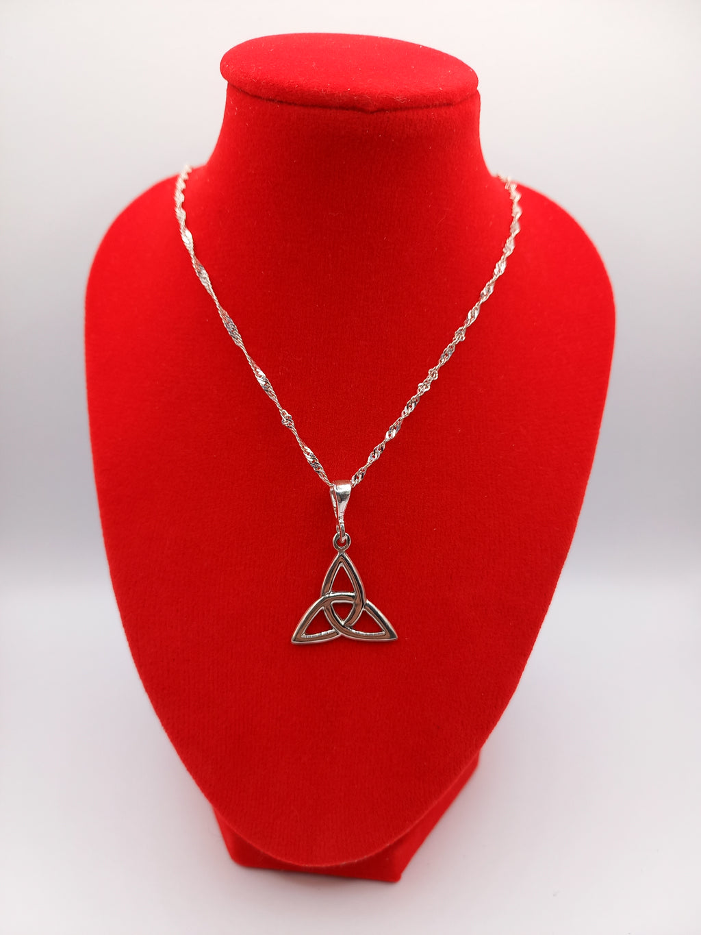 Collar Triqueta con Cadena de Plata 50 cm.