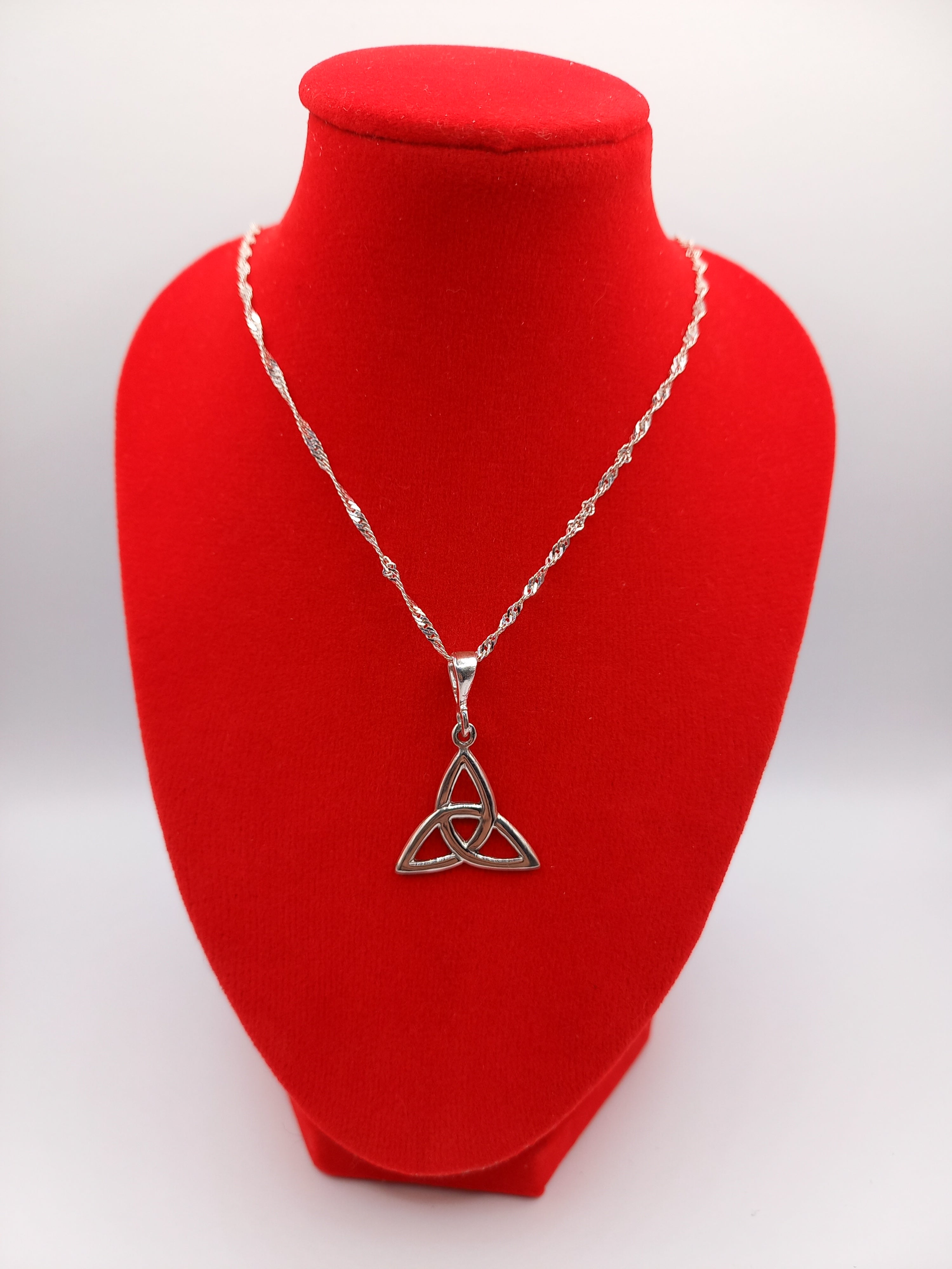 Collar Triqueta con Cadena de Plata 50 cm.