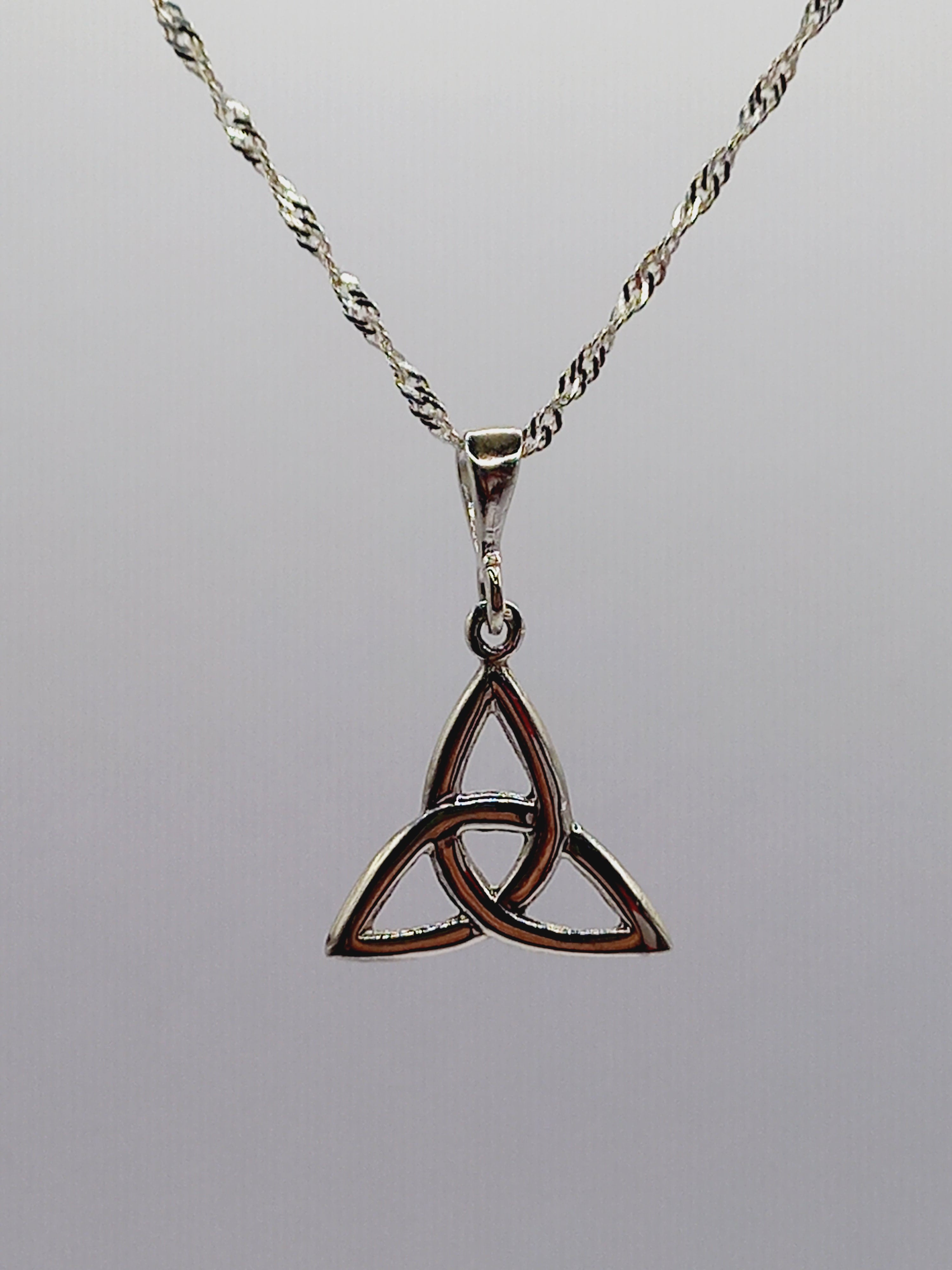 Collar Triqueta con Cadena de Plata 50 cm.