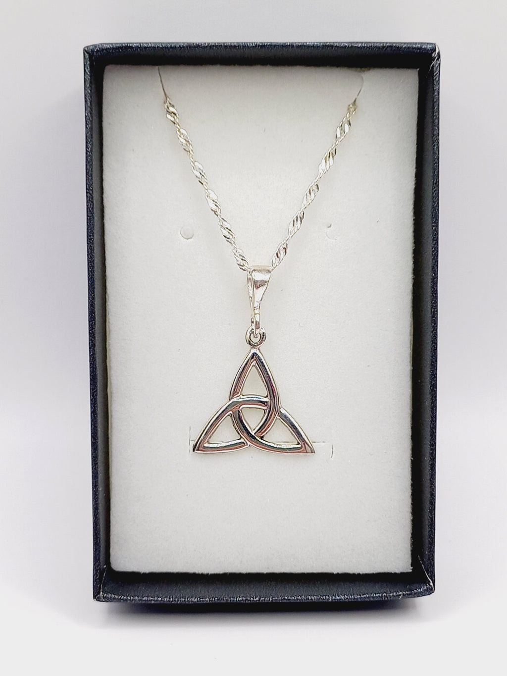 Collar Triqueta con Cadena de Plata 50 cm.