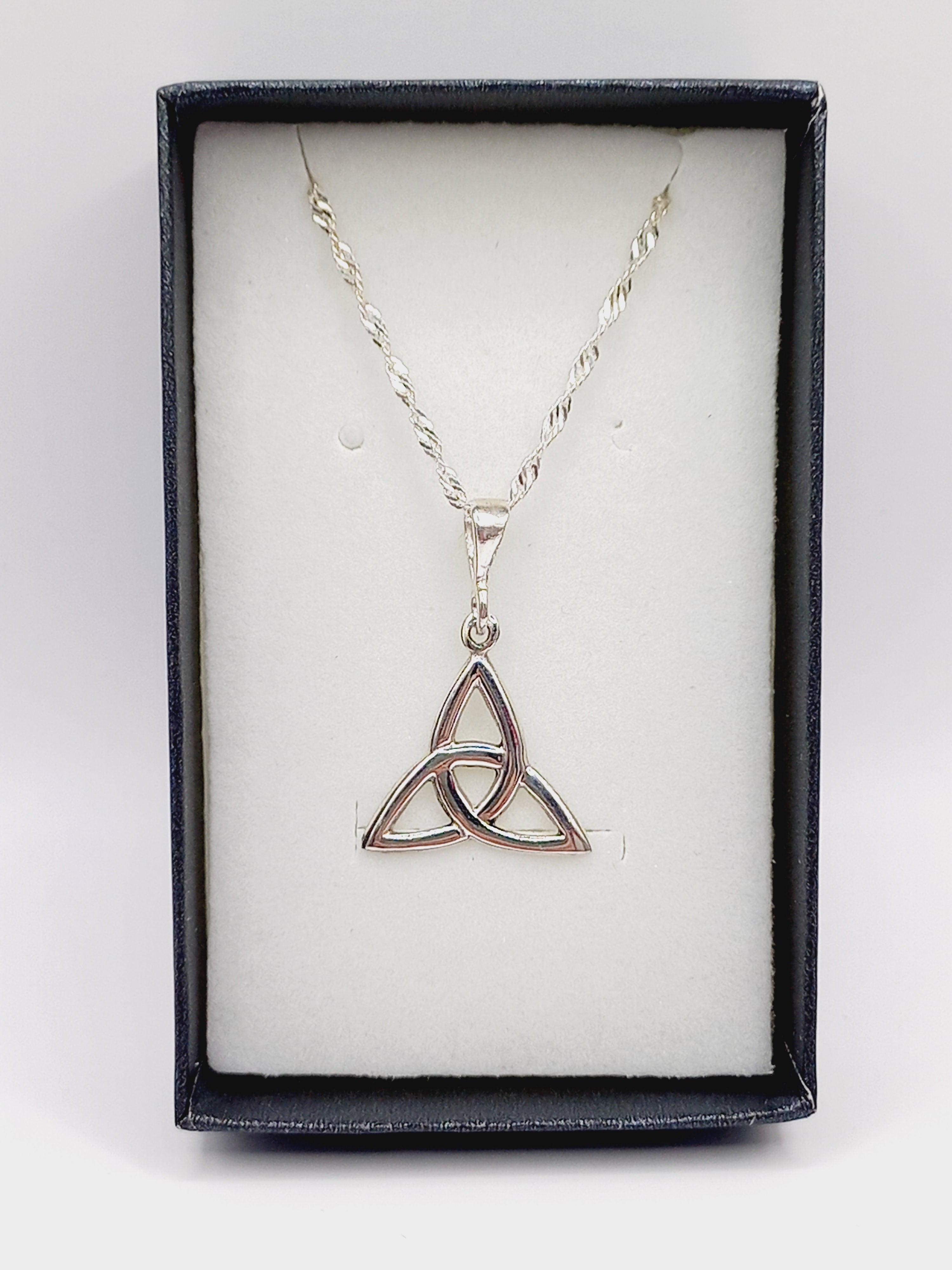 Collar Triqueta con Cadena de Plata 50 cm.