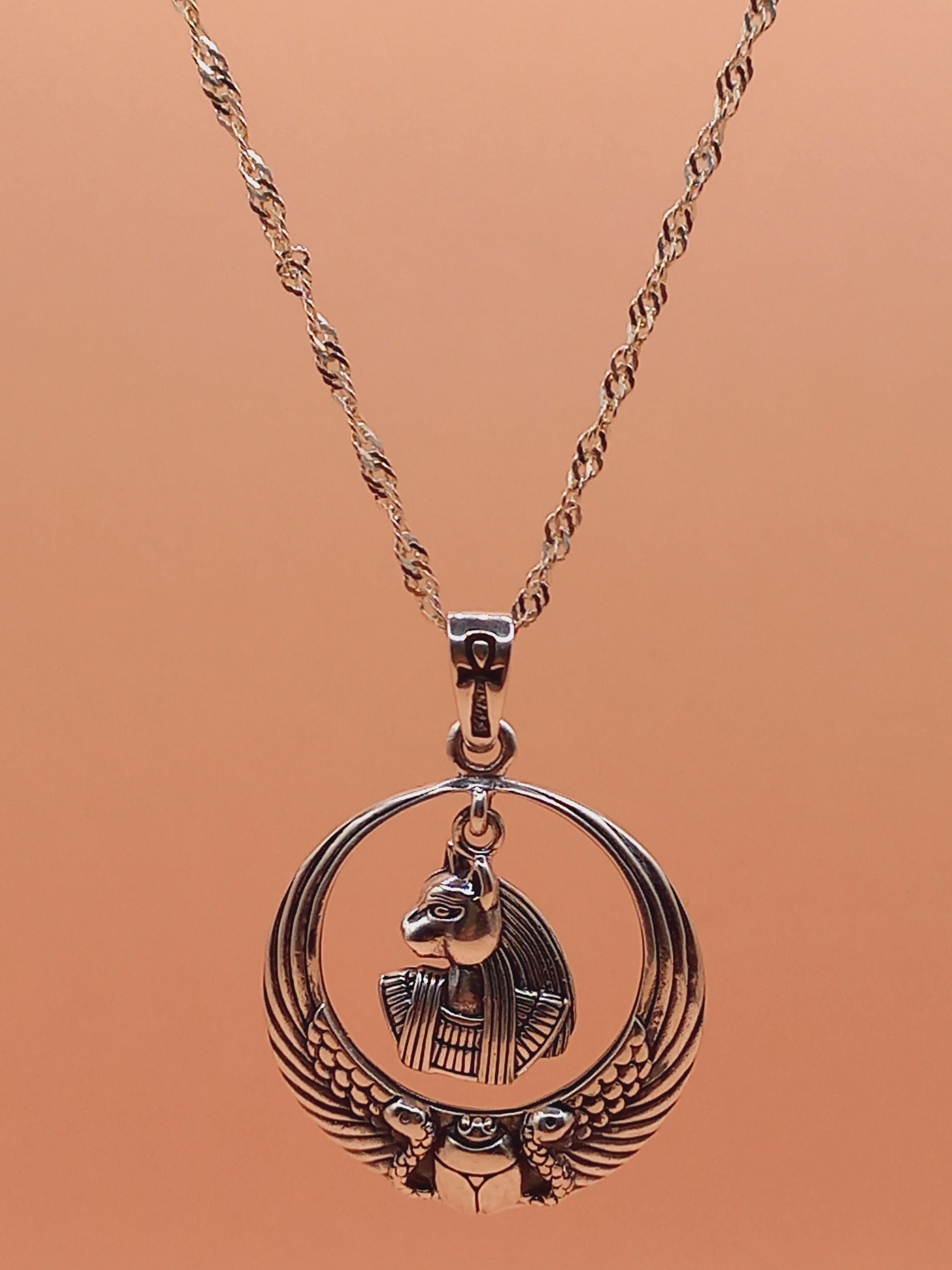 Colgante Bastet Diosa Egipcia con Cadena de Plata 50 cm.