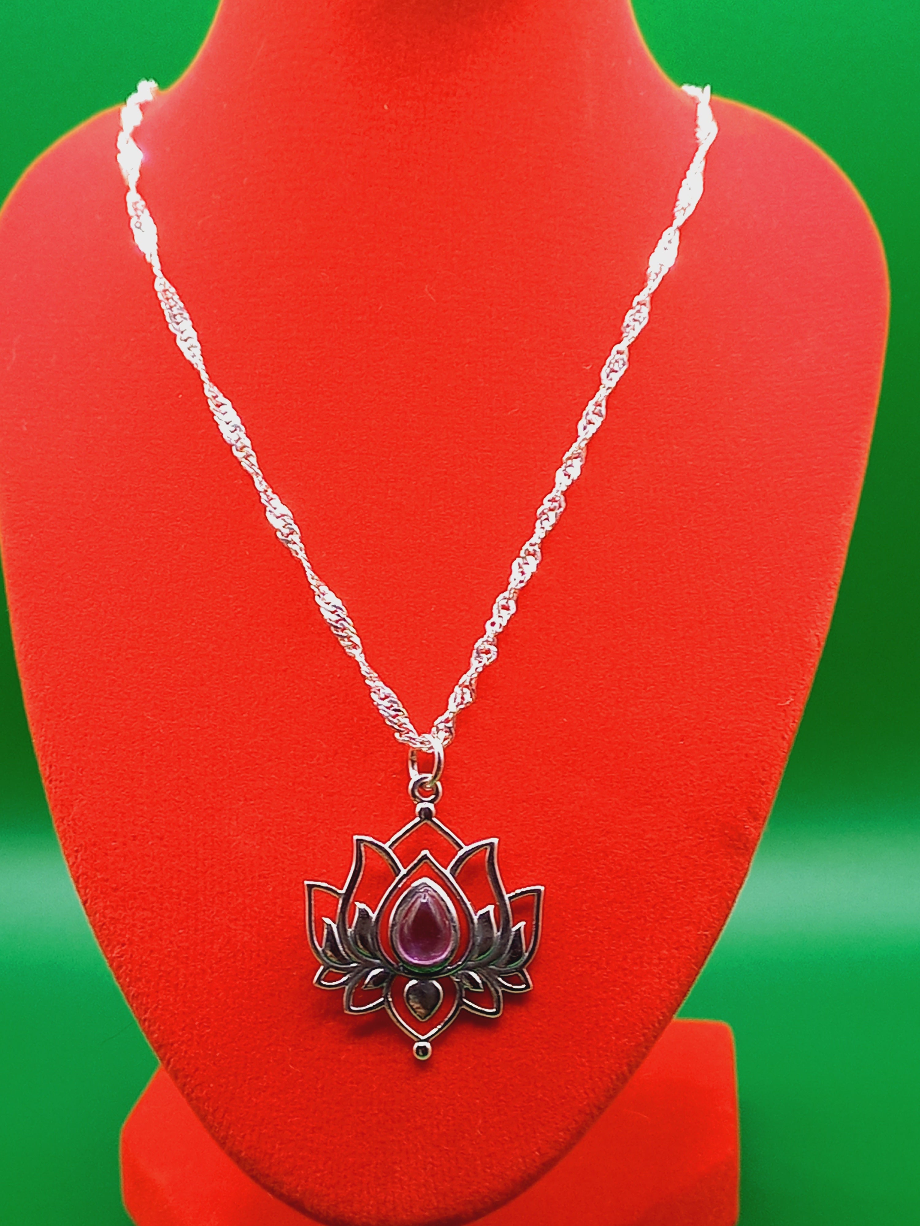 Colgante Flor de Loto piedra Amatista con Cadena de Plata 50 cm.