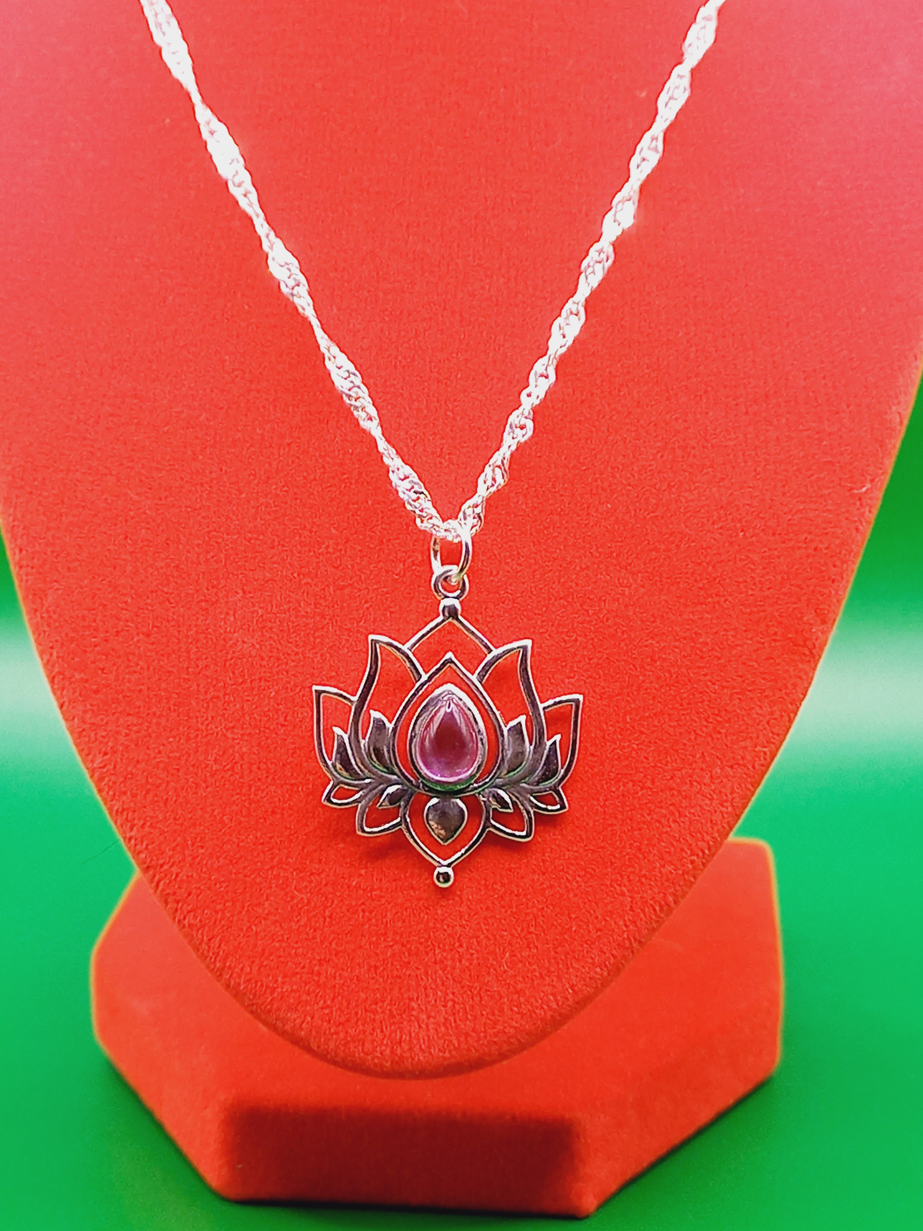 Colgante Flor de Loto piedra Amatista con Cadena de Plata 50 cm.