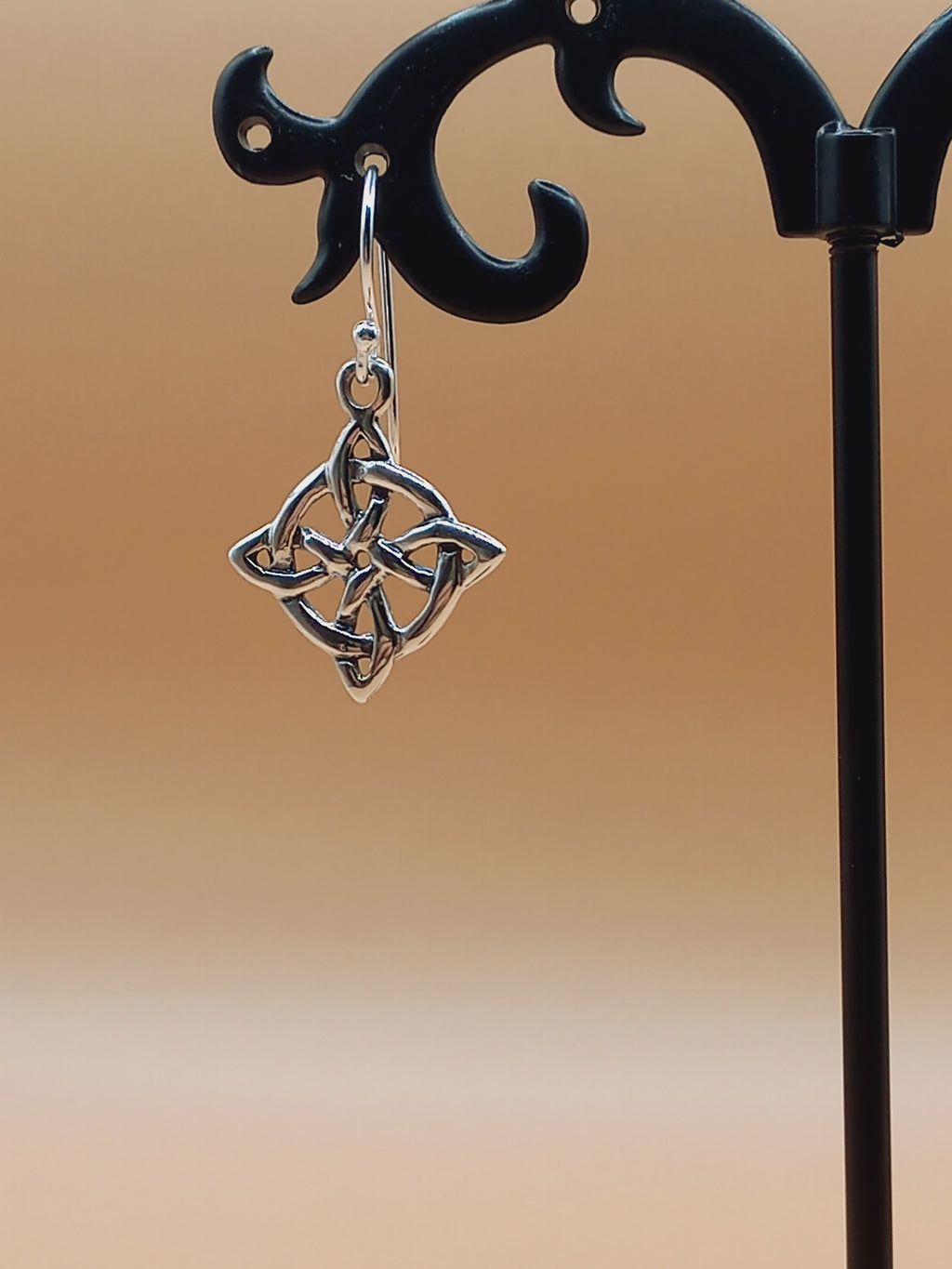Aros Nudo de Bruja Colgantes de Plata.