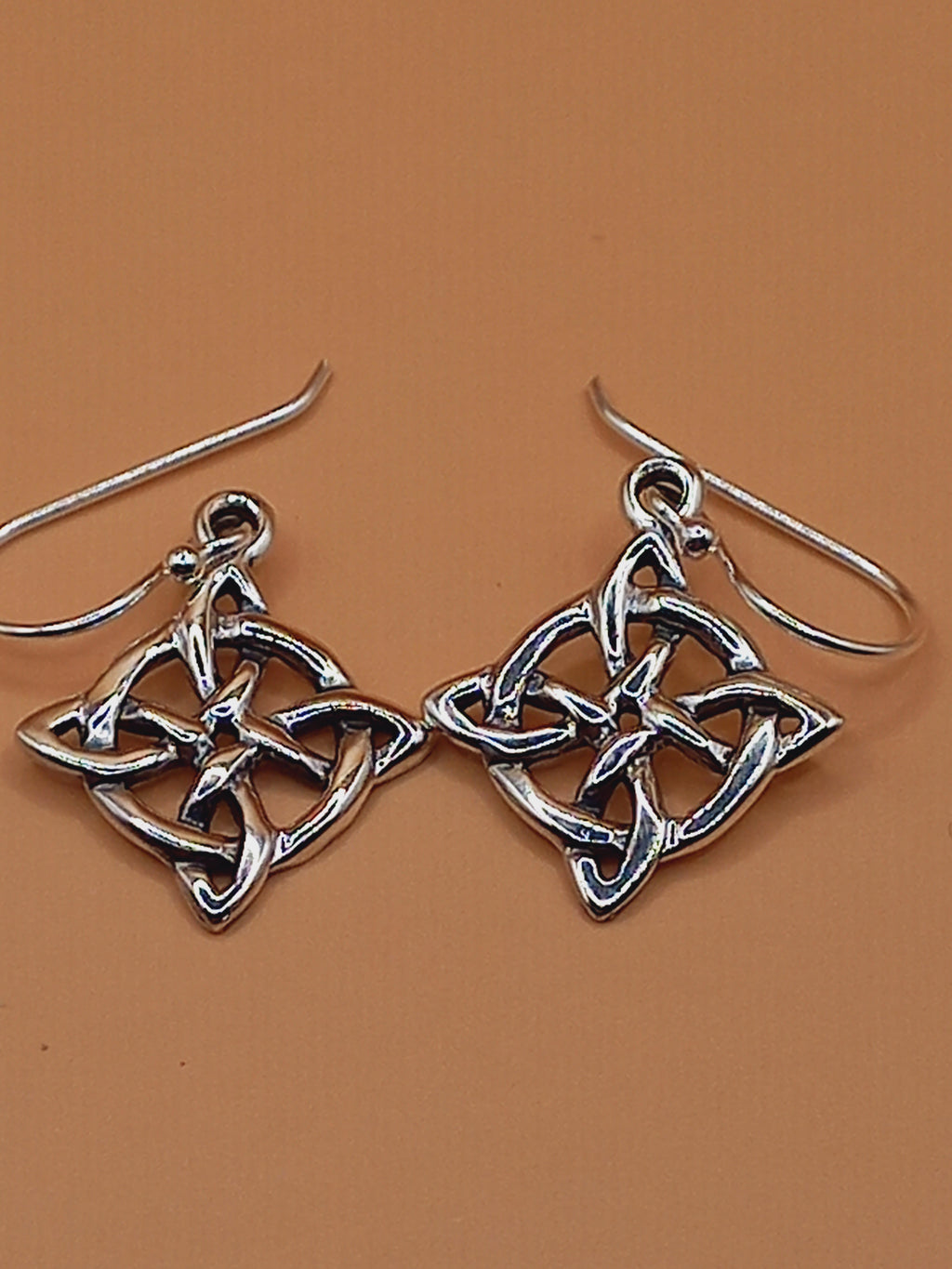 Aros Nudo de Bruja Colgantes de Plata.