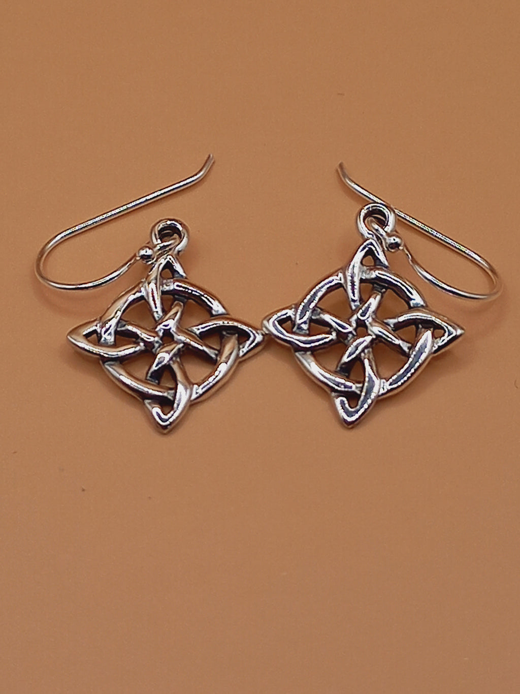 Aros Nudo de Bruja Colgantes de Plata.