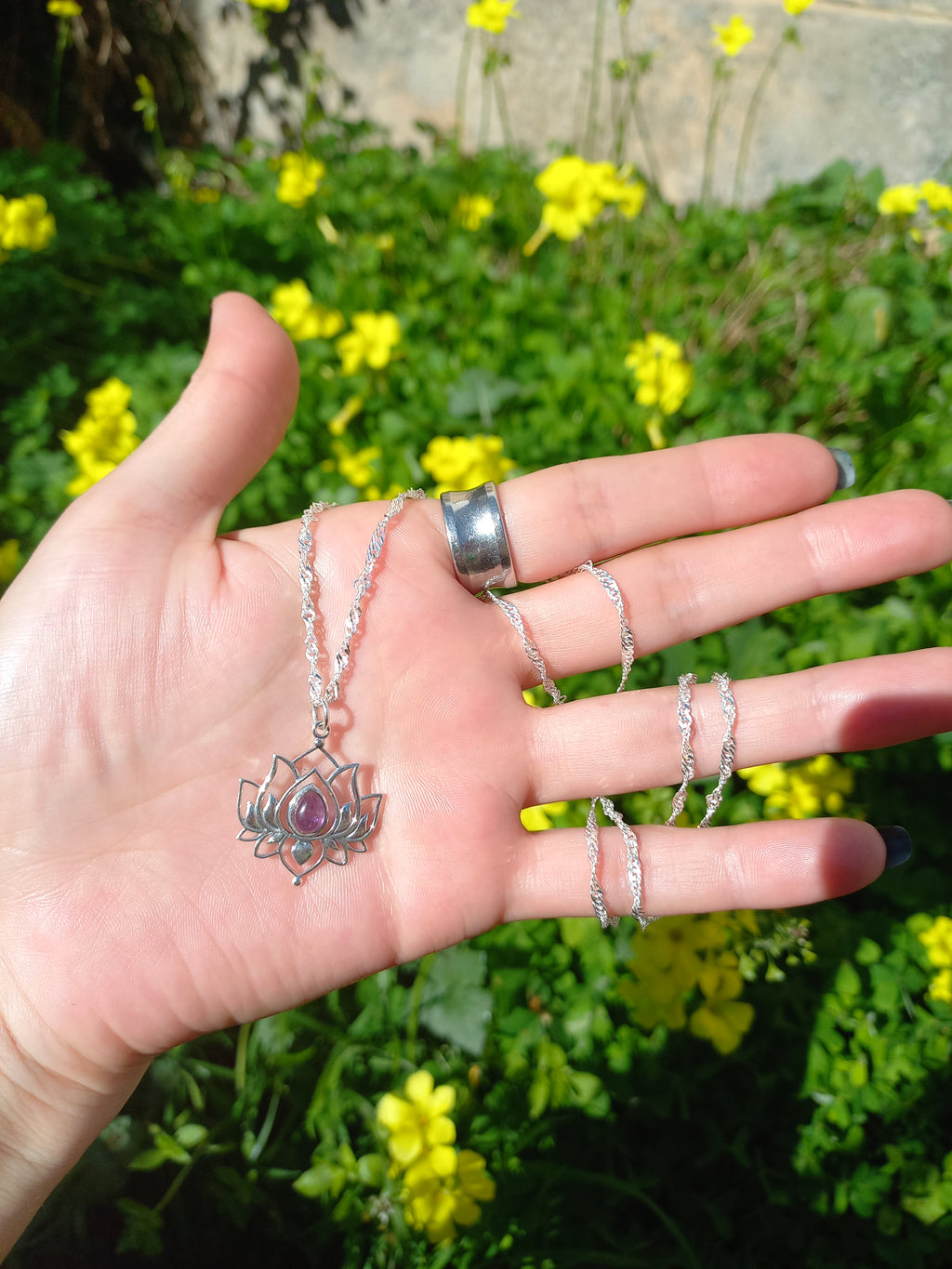 Colgante Flor de Loto piedra Amatista con Cadena de Plata 50 cm.