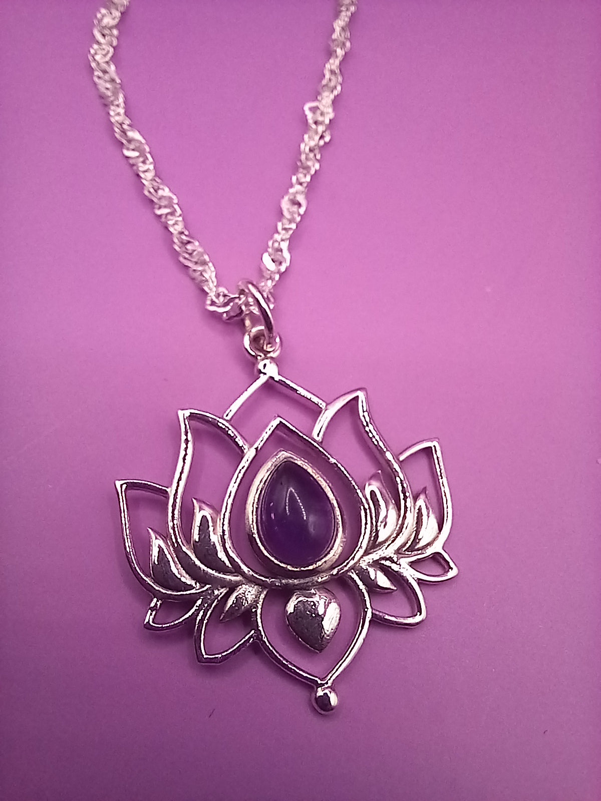 Colgante Flor de Loto piedra Amatista con Cadena de Plata 50 cm.