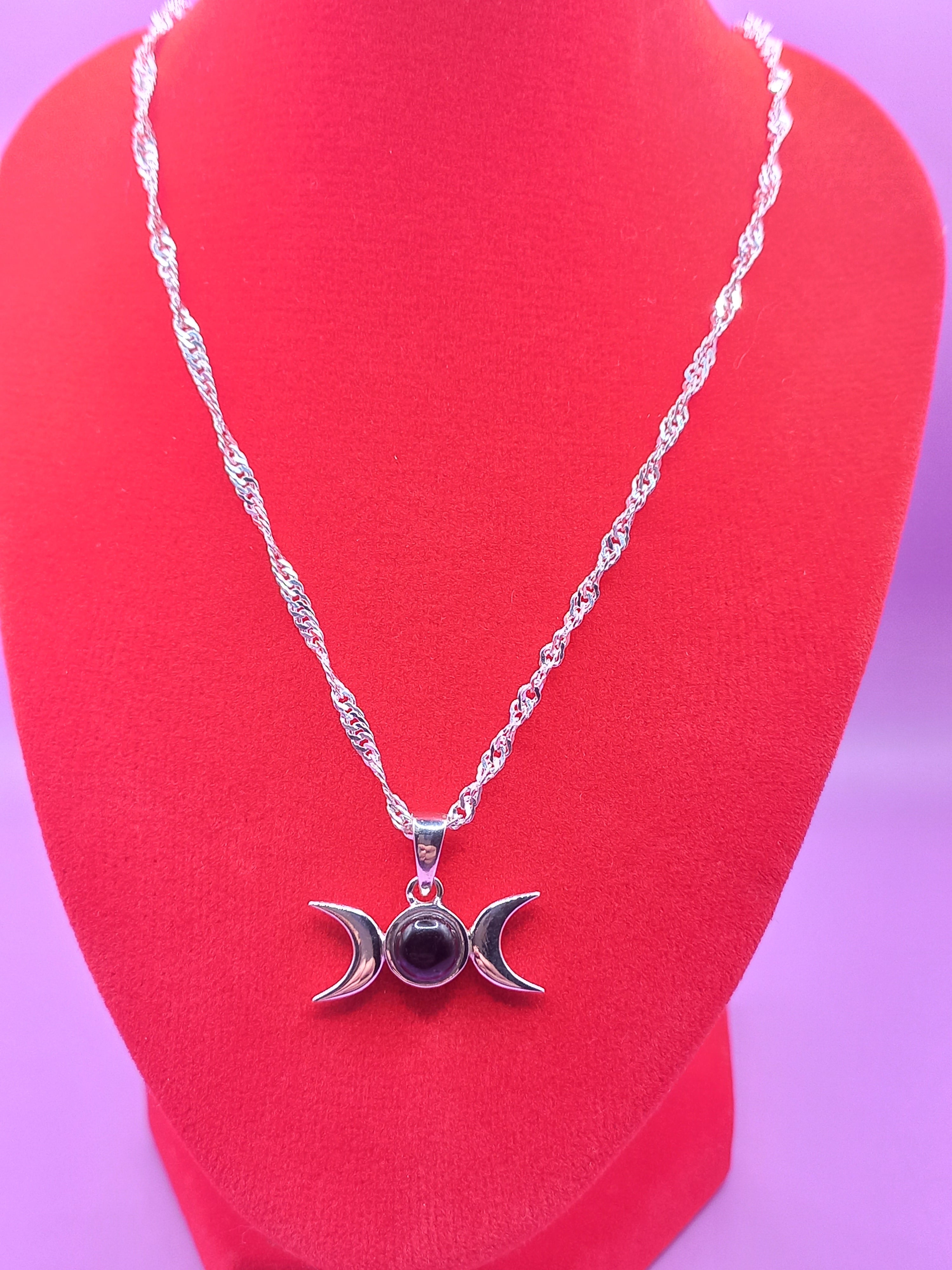 Colgante Triple Luna con piedra Amatista y Cadena de Plata 50 cm.