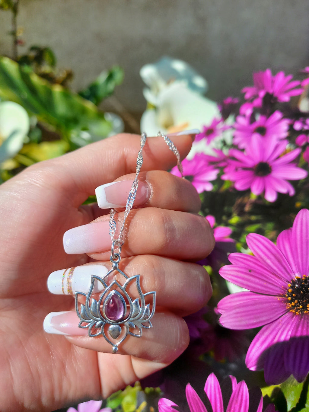 Colgante Flor de Loto piedra Amatista con Cadena de Plata 50 cm.