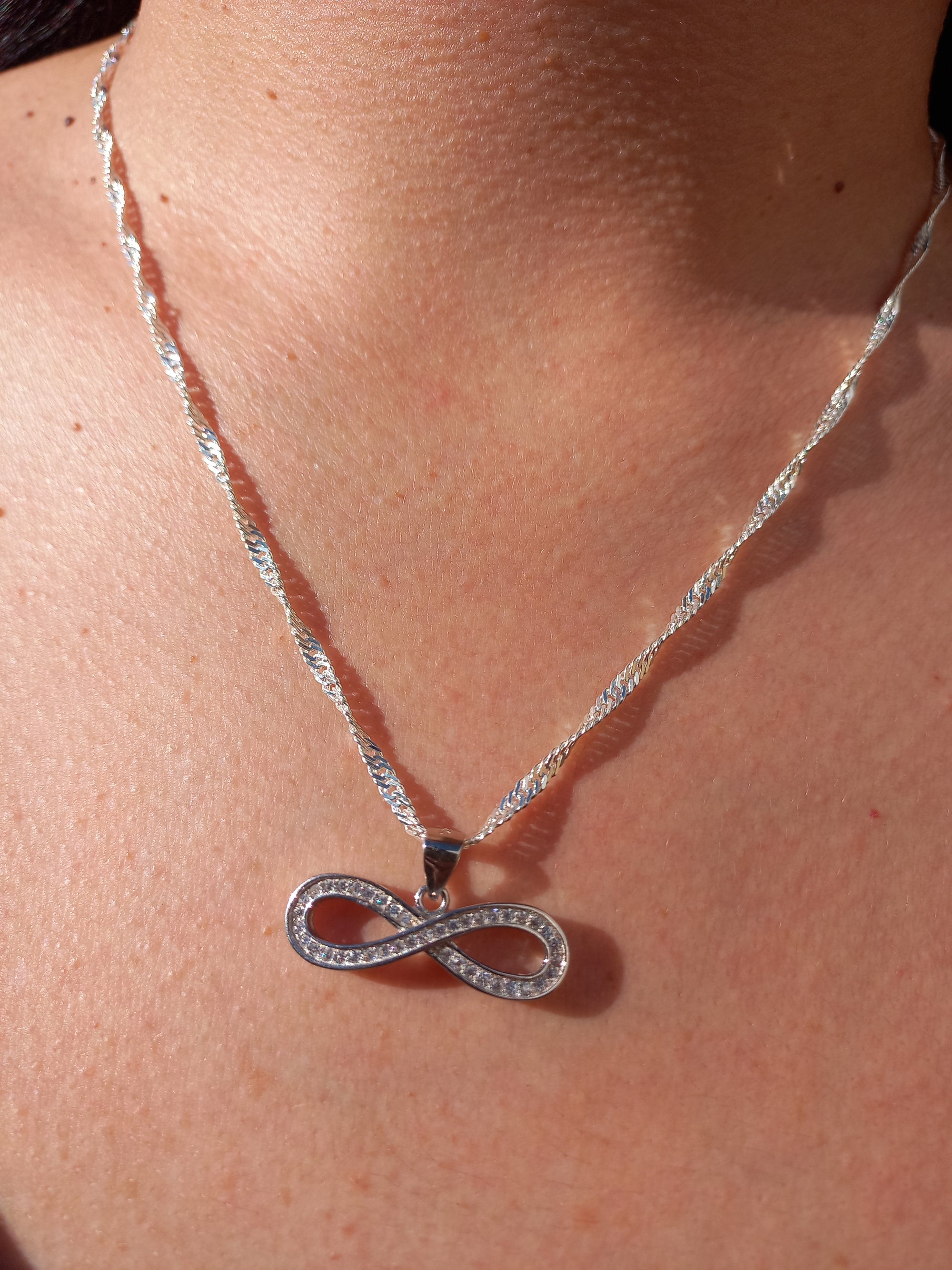 Colgante Infinito con Cadena de Plata de 50 cm.