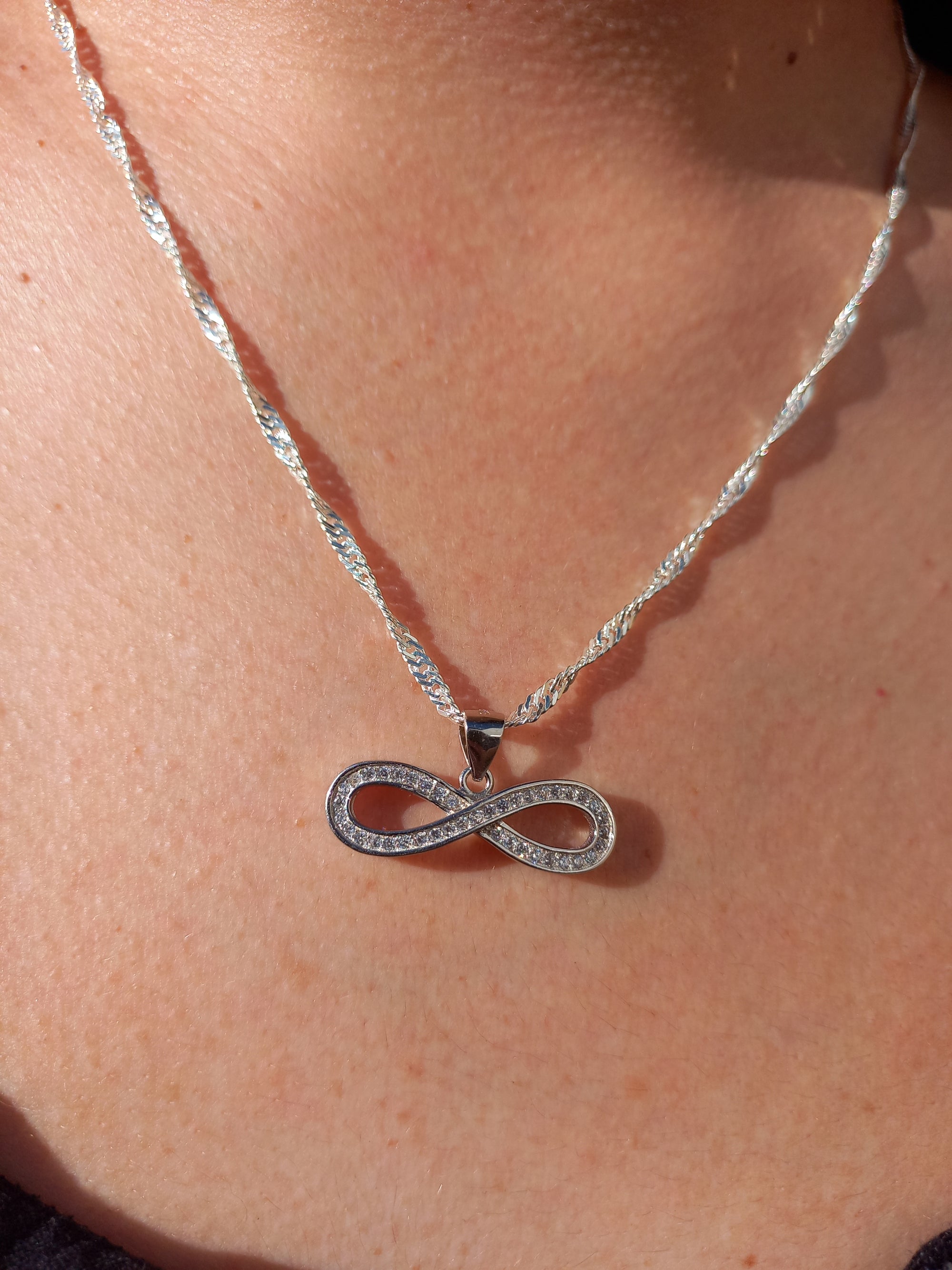 Colgante Infinito con Cadena de Plata de 50 cm.