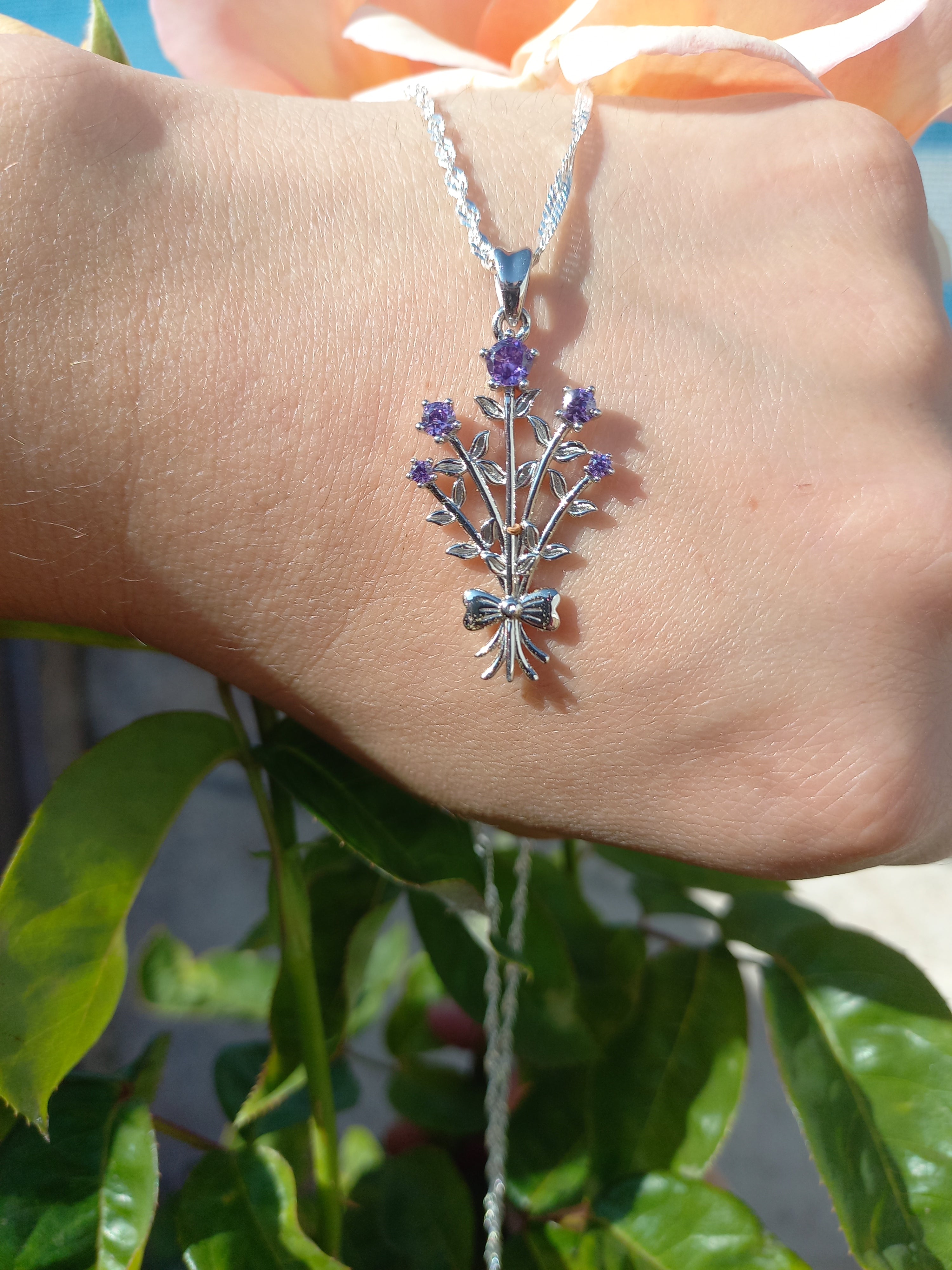 Ramo de Flores con Cadena de Plata 50 cm.