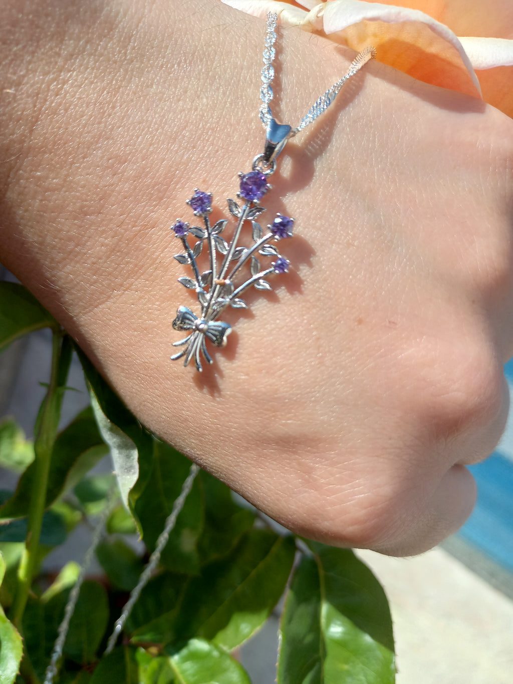 Ramo de Flores con Cadena de Plata 50 cm.