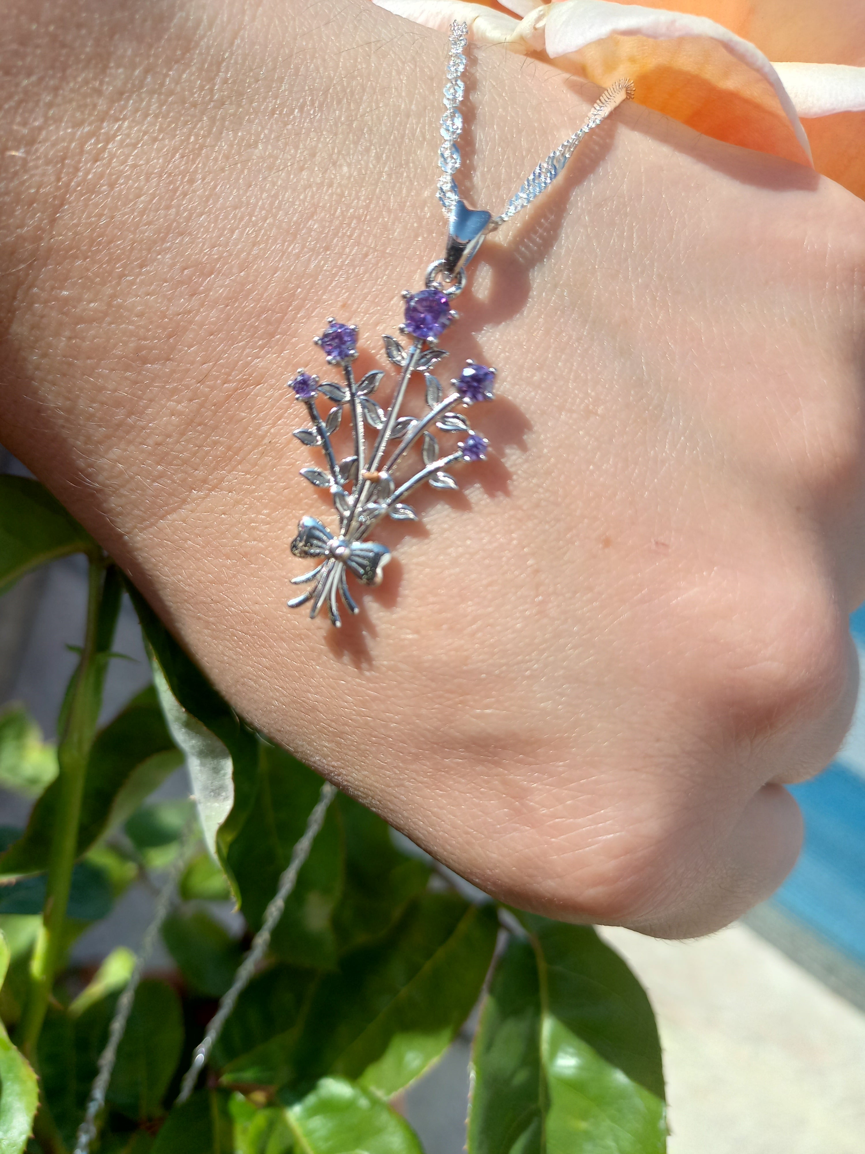 Ramo de Flores con Cadena de Plata 50 cm.