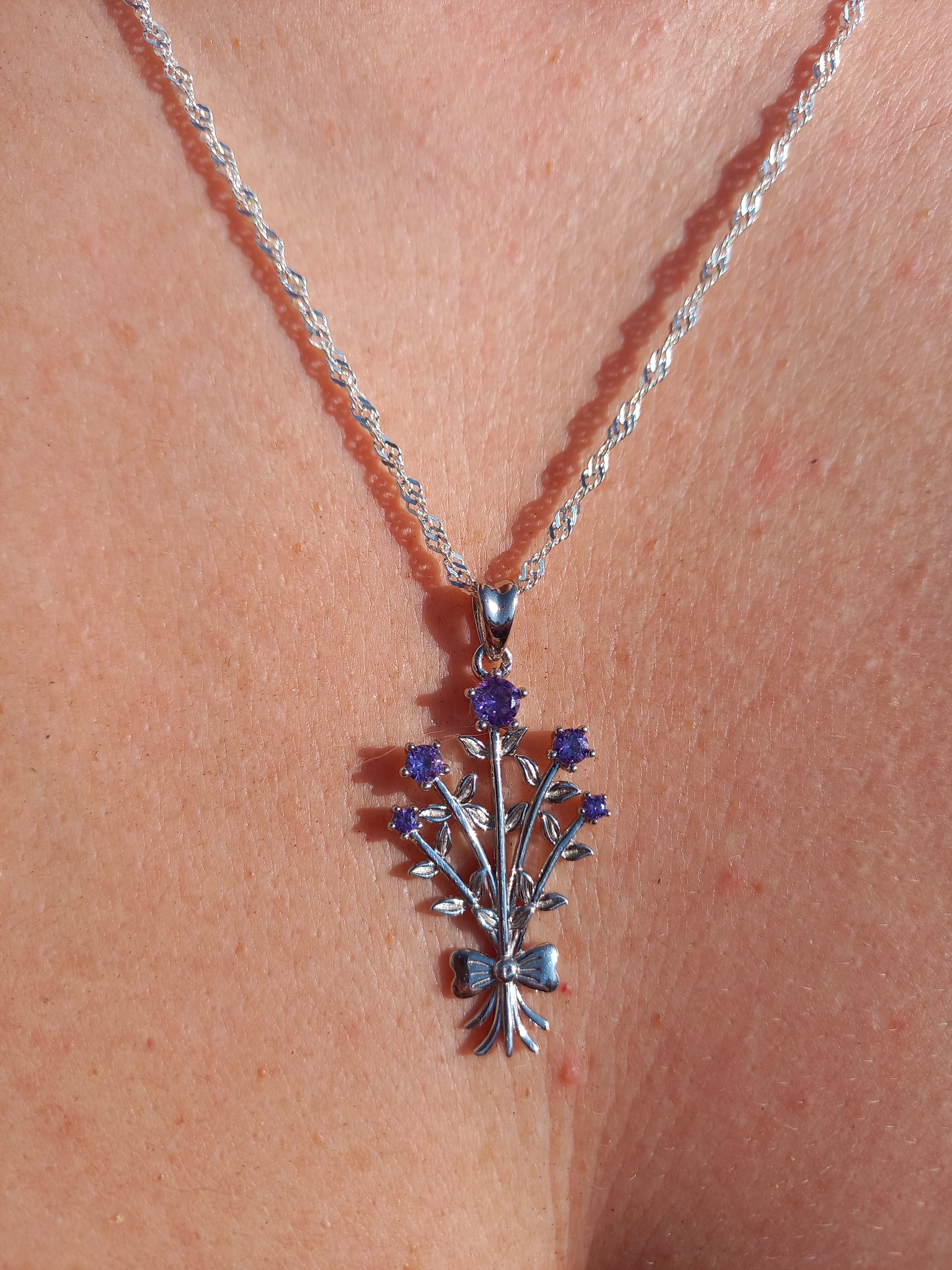 Ramo de Flores con Cadena de Plata 50 cm.