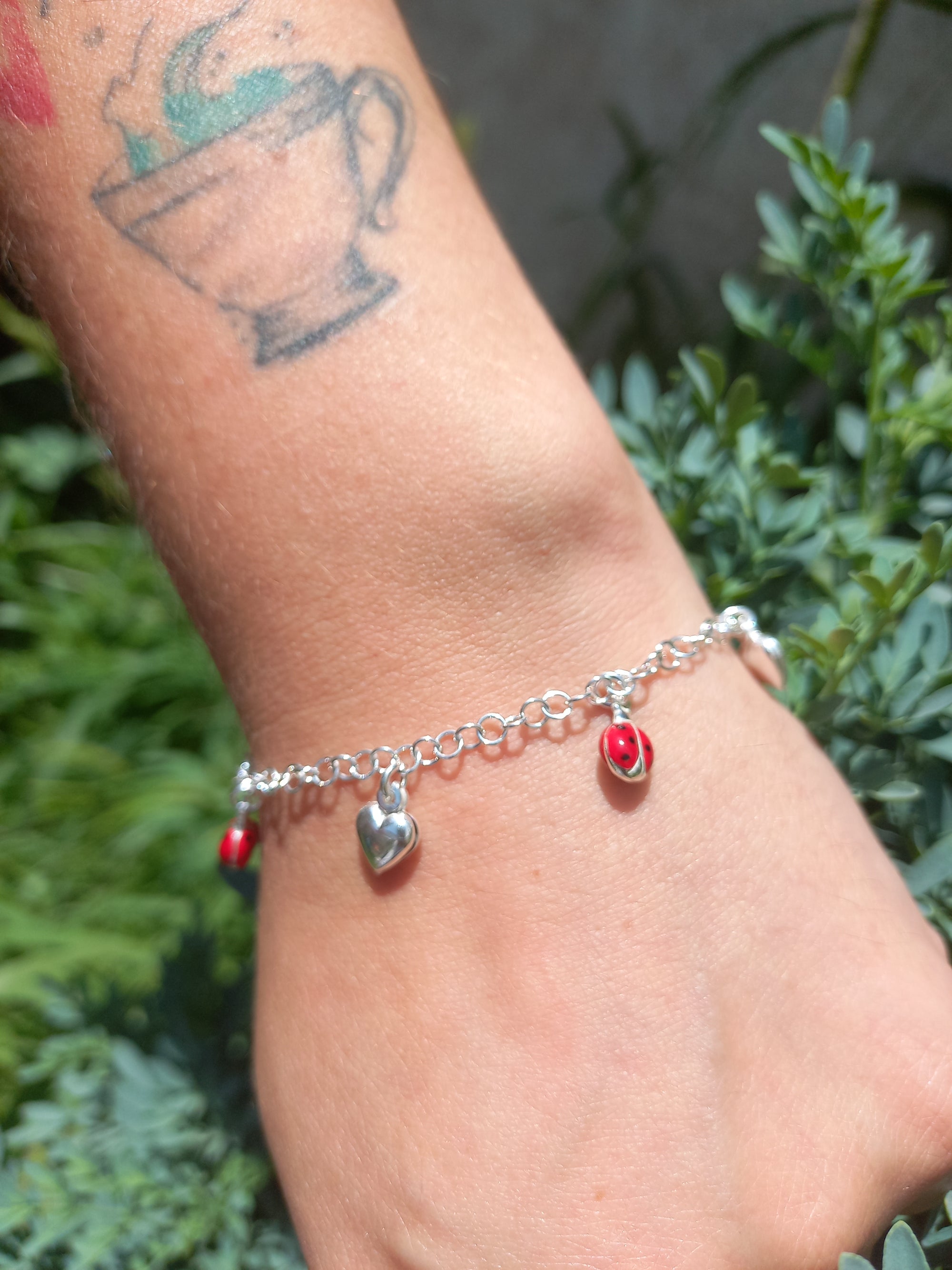 Pulsera de Corazones con Mariquita de Plata.