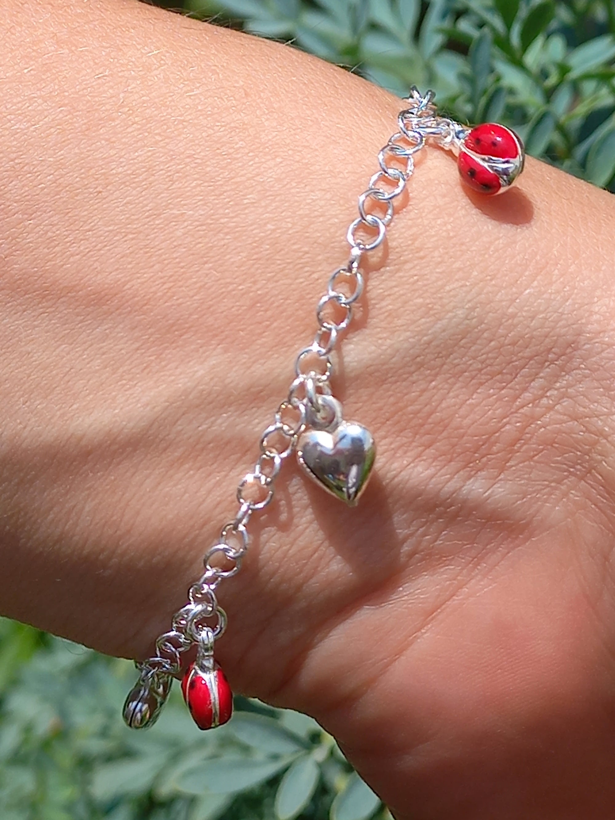Pulsera de Corazones con Mariquita de Plata.
